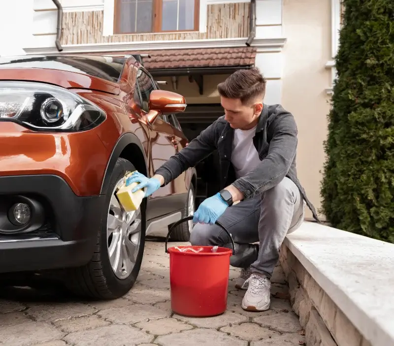 Lavage auto à domicile Saint-Merd-les-Oussines : professionnel intervenant sur un véhicule